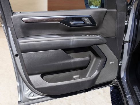 Used 2025 Chevrolet Tahoe Z71 w/ Comfort Package image 24