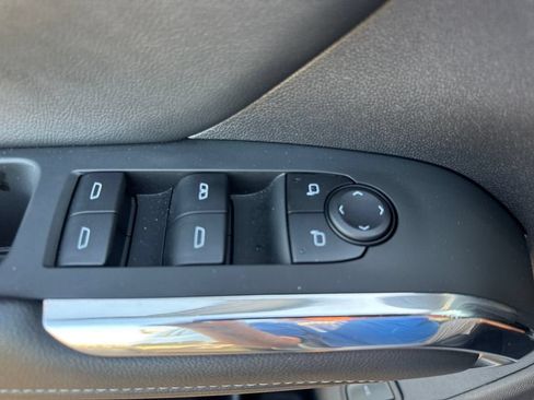 Used 2025 Chevrolet Traverse LT FWD image 18