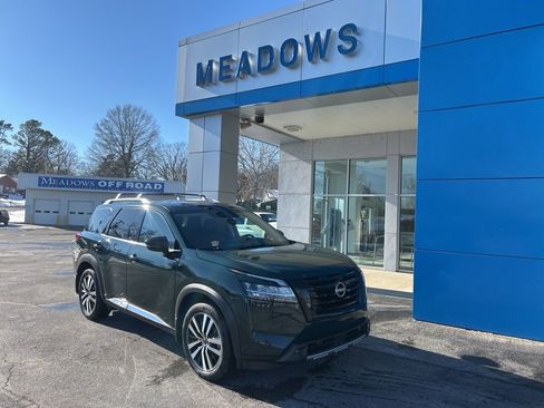 Used 2024 Nissan Pathfinder Platinum image 1