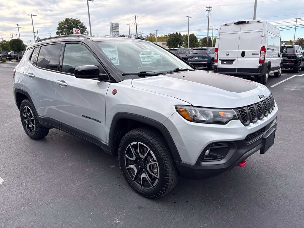 Used 2025 Jeep Compass Trailhawk AWD/4WD image 7