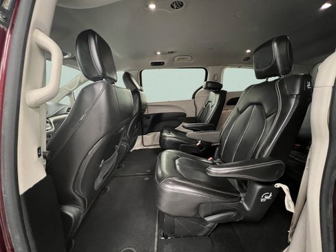 Used 2023 Chrysler Pacifica Touring-L FWD image 32