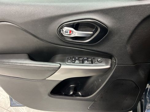 Used 2021 Jeep Cherokee Latitude w/ Mopar Interior Package image 20