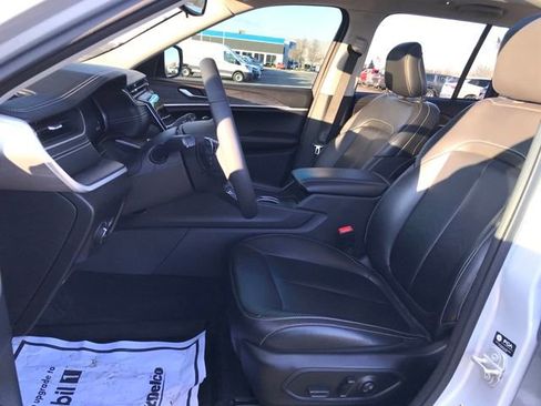 Used 2024 Jeep Grand Cherokee Limited w/ Black Appearance Package image 17