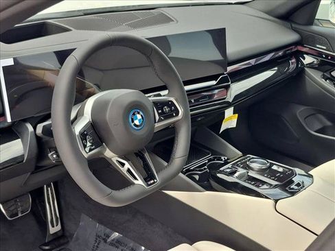 New 2027 BMW i5 eDrive40 w/ M Sport Package RWD image 3