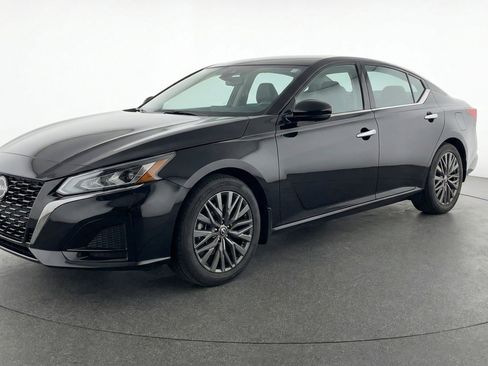 Used 2025 Nissan Altima 2.5 SV FWD image 3