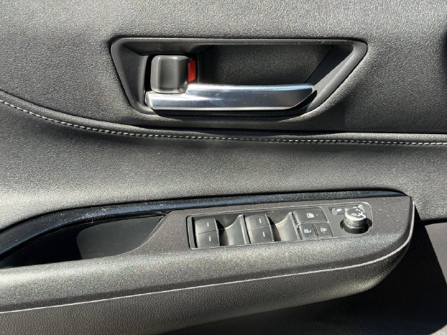 Used 2022 Toyota Venza LE AWD/4WD image 21