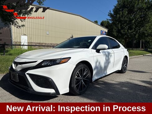 Used 2021 Toyota Camry SE FWD image 1