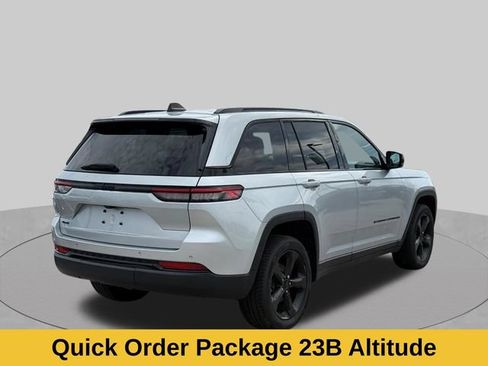 Used 2023 Jeep Grand Cherokee Laredo AWD/4WD image 4