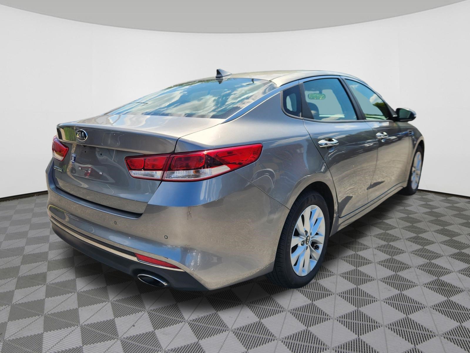 Used 2018 Kia Optima LX w/ 17" Alloy Wheels Package FWD image 4