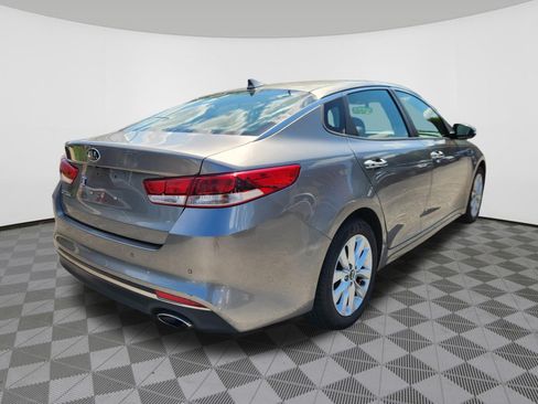 Used 2018 Kia Optima LX w/ 17" Alloy Wheels Package FWD image 4