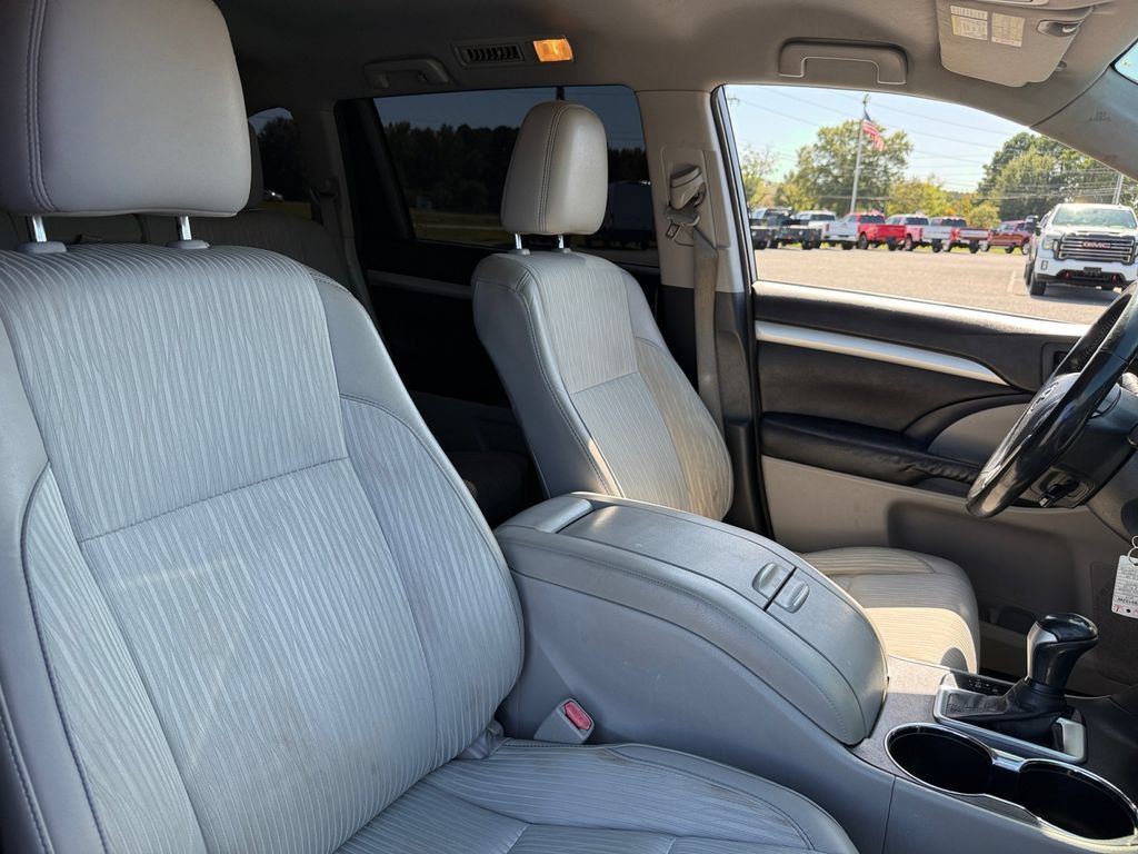 Used 2015 Toyota Highlander Plus FWD image 19