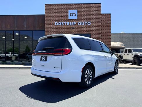 Used 2024 Chrysler Pacifica Limited FWD image 7
