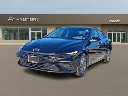 Used 2024 Hyundai Elantra SEL image 1
