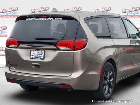 Used 2018 Chrysler Pacifica Touring Plus image 7