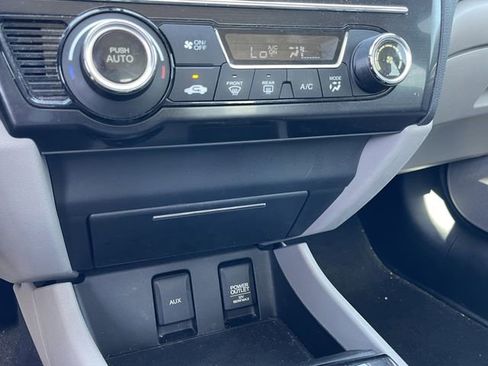 Used 2013 Honda Civic Hybrid image 18