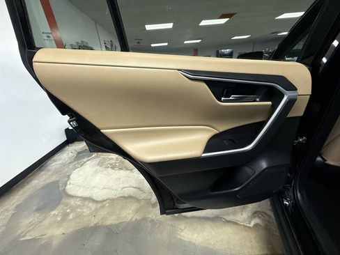 Used 2020 Toyota RAV4 XLE AWD/4WD image 28