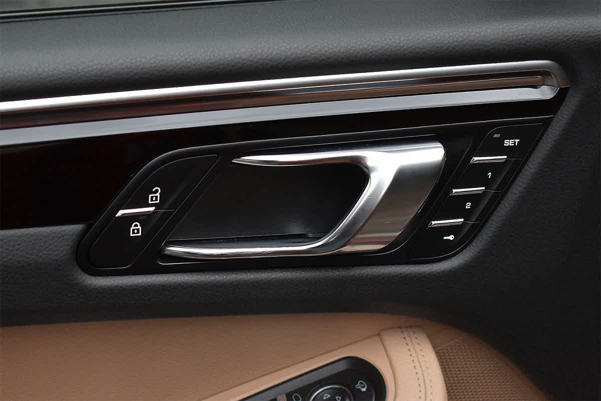 Used 2024 Porsche Macan S AWD/4WD image 35