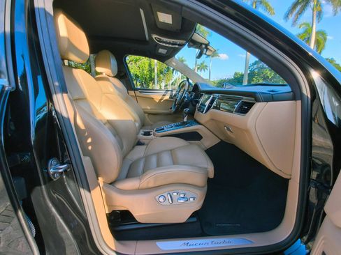 Used 2018 Porsche Macan Turbo AWD/4WD image 35