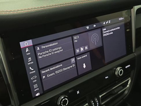 Used 2022 Porsche Macan AWD/4WD image 16