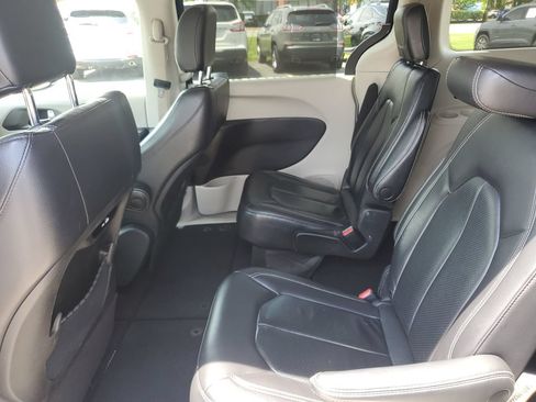 Used 2022 Chrysler Pacifica Touring-L FWD image 15