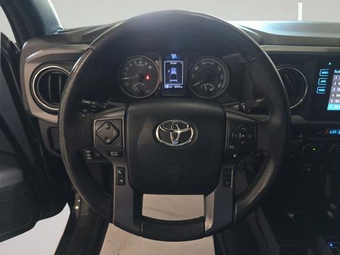 Used 2018 Toyota Tacoma TRD Sport w/ TRD Premium Sport Package AWD/4WD image 13