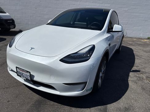 Used 2022 Tesla Model Y Long Range AWD/4WD image 2