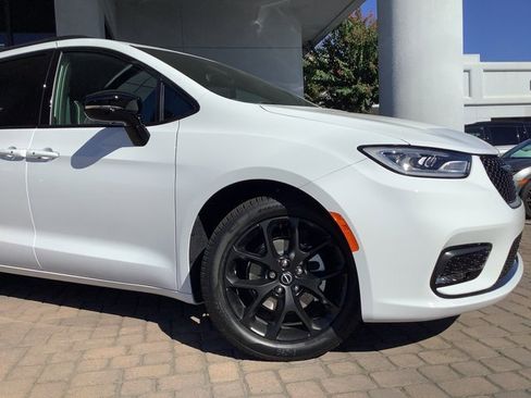 New 2026 Chrysler Pacifica Limited image 3