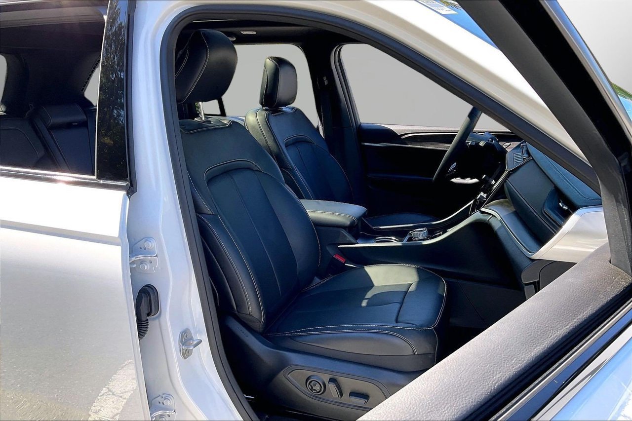 Used 2026 Jeep Grand Cherokee Limited AWD/4WD image 24