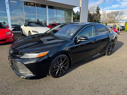 Used 2020 Toyota Camry XLE image 6