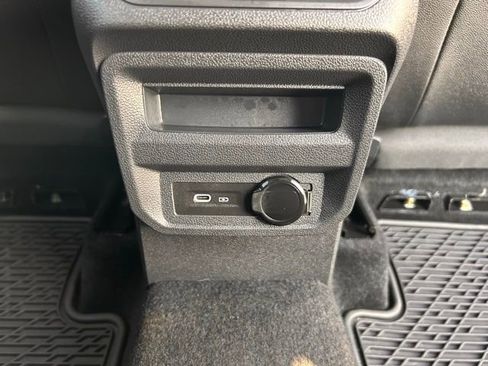 Used 2024 Volkswagen Tiguan SE image 43