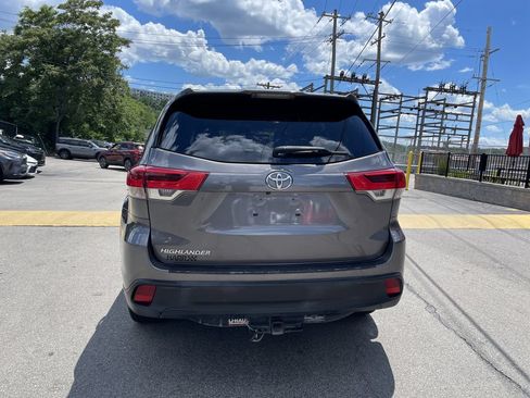 Used 2018 Toyota Highlander LE FWD image 4