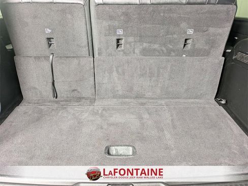 Certified 2024 Jeep Wagoneer Series II w/ Flexible Seating Group image 30