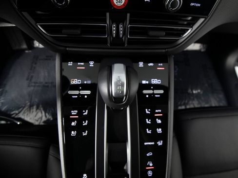 Certified 2026 Porsche Macan AWD/4WD image 32