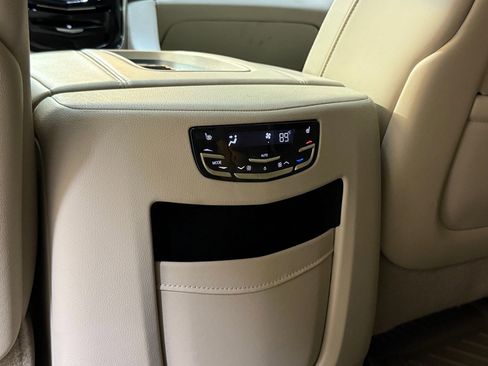 Used 2018 Cadillac Escalade Luxury image 21