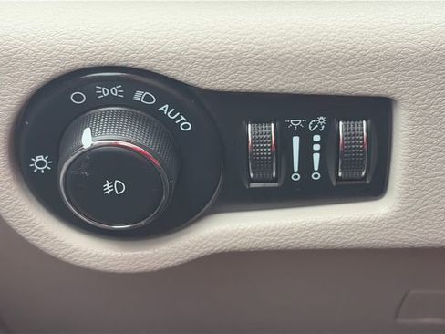 Used 2023 Chrysler Pacifica Touring-L FWD image 59