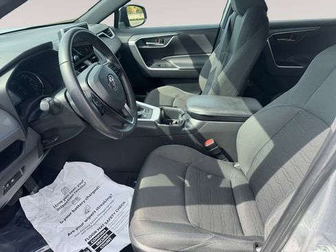 Used 2023 Toyota RAV4 SE image 9