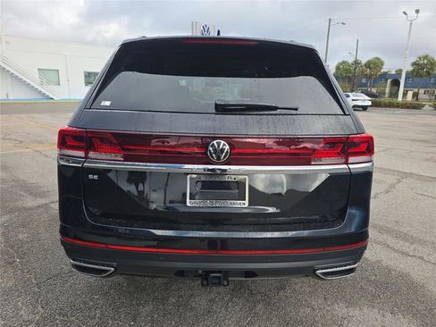 Used 2024 Volkswagen Atlas SE w/ Panoramic Sunroof Package image 4