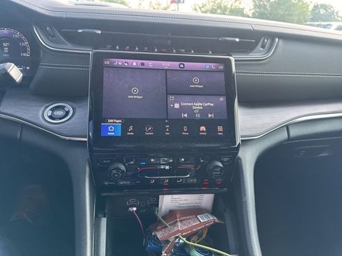 Used 2023 Jeep Grand Cherokee Overland AWD/4WD image 10