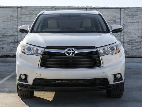Used 2015 Toyota Highlander XLE image 6
