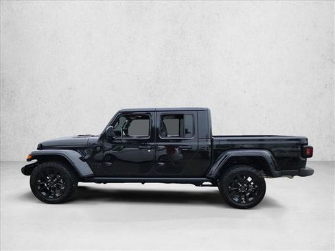 Used 2025 Jeep Gladiator Sport image 8