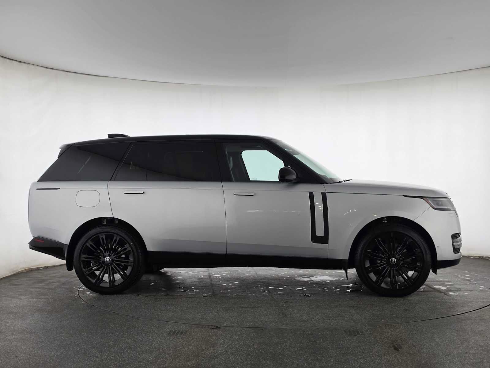 Used 2025 Land Rover Range Rover Long Wheelbase SE AWD/4WD image 6