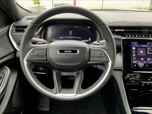 Used 2025 Jeep Grand Cherokee Laredo X w/ Luxury Tech Group I image 5