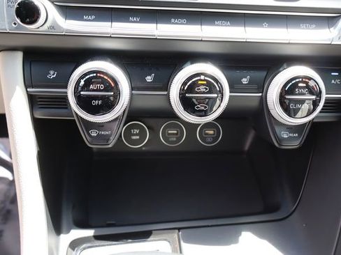 Used 2023 Genesis G70 2.0T image 36