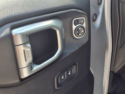 Used 2020 Jeep Wrangler Unlimited Sahara AWD/4WD image 4