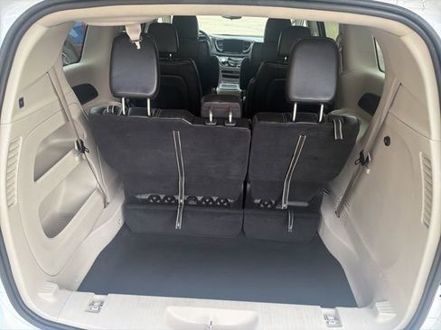 Used 2023 Chrysler Pacifica Touring-L FWD image 7