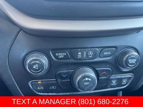 Used 2017 Jeep Cherokee Latitude w/ Cold Weather Group AWD/4WD image 21
