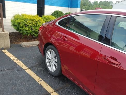 Used 2017 Chevrolet Malibu LT w/ Leather Package FWD image 3