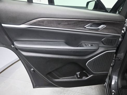 Used 2023 Jeep Grand Cherokee L Limited image 15