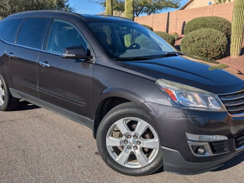 Used 2017 Chevrolet Traverse LT w/ Style and Technology Package image 2