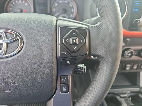 Used 2018 Toyota Tacoma TRD Sport AWD/4WD image 20